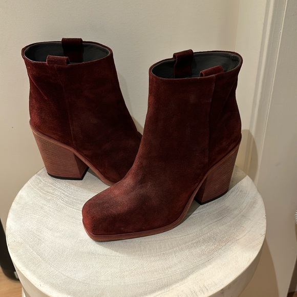 Size 6 burgundy booties - Picture 1 of 8